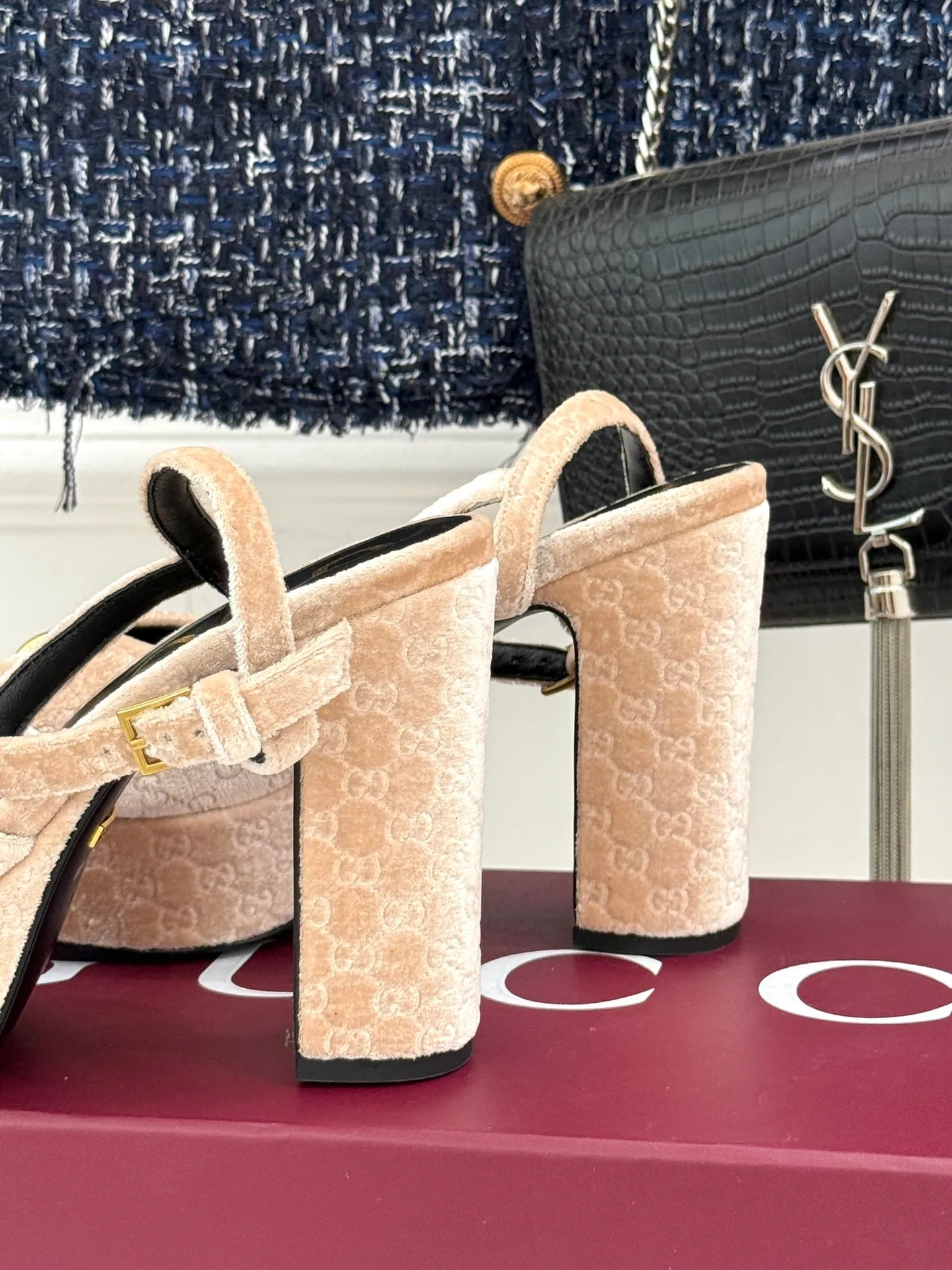 👟👟Ex-factory price 660👟👟 Gucci/Gucci classic horsebit pointed velvet square toe waterproof platform high-heeled sandals When the classic horsebit meets velvet texture, these sandals have become synonymous with elegance and individuality. The square toe design breaks the sharpness of the pointed toe and adds a bit of retro laziness. The delicate velvet upper feels luxurious and shows a high-end texture with the flow of light and shadow. Every step brings a gentle aura. The iconic metal horsebit embellishes the shoe body, instantly awakening brand recognition and cleverly blending retro style with modern fashion. The golden ratio of waterproof platforms and high heels not only lengthens the leg lines but also reduces walking pressure, allowing elegance without compromising comfort. Whether worn with a gorgeous dress to attend a dinner party or paired with retro jeans for a daily look, it can easily hold the spotlight and become the finishing touch in the look, highlighting unique taste and extraordinary style. The fabric is made of original customized velvet and the inner pads are all sheepskin. Heel height: 10.8 Water platform: 3.3 Italian imported genuine leather outsole size: 35-39 (40/41/42 customized)